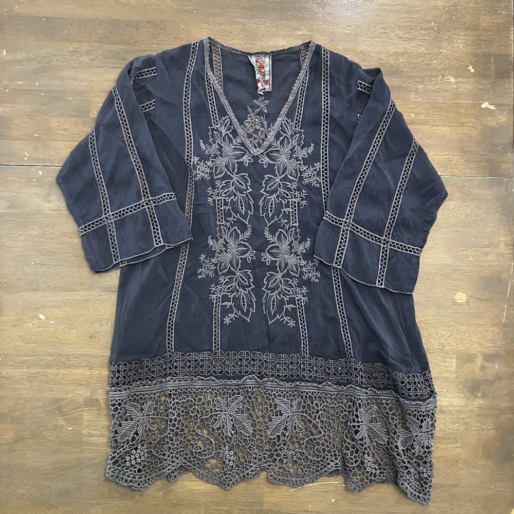 Johnny Was Women's V-Neck Gray Embroidered Tunic Top‎ XS Boho Chic Eyelet